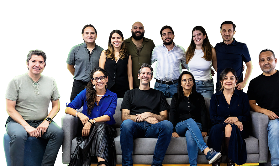 hombres y mujeres reunidos