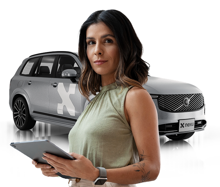 mujer con tablet en mano Crédito y arrendamiento automotriz