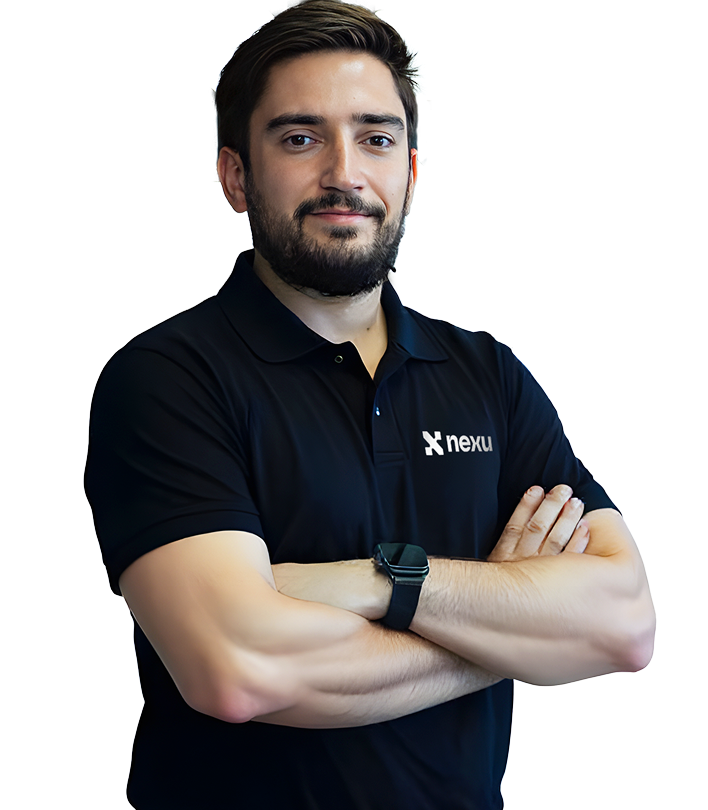 hombre cruzado de brazos