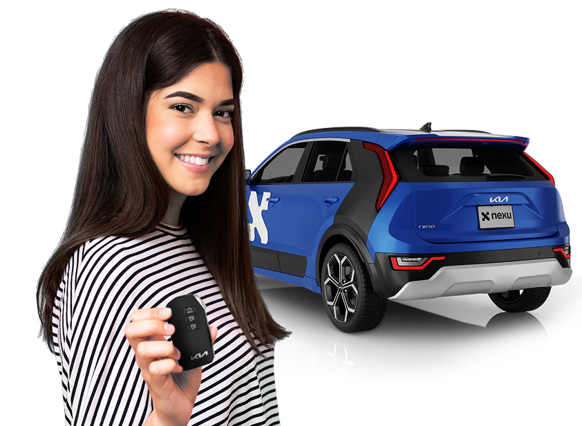 mujer con llaves de coche Crédito y arrendamiento automotriz