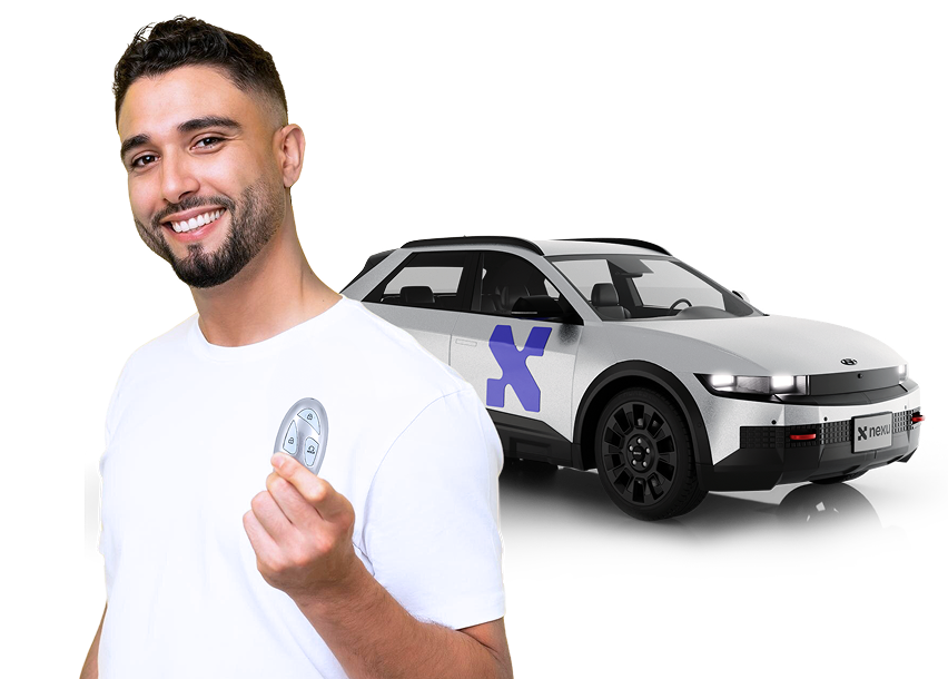 hombre con coche Crédito y arrendamiento automotriz