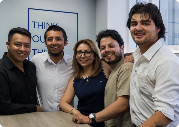 hombres y mujer en reunión