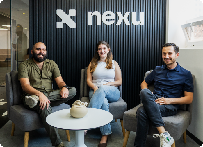 hombres y mujer en reunión