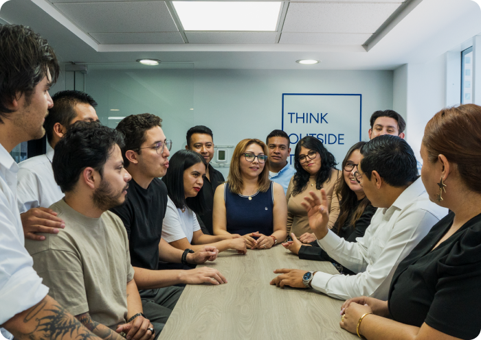 hombres y mujeres en reunión