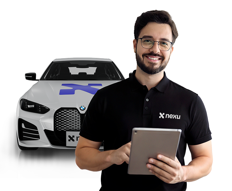 hombre con carro Crédito y arrendamiento automotriz