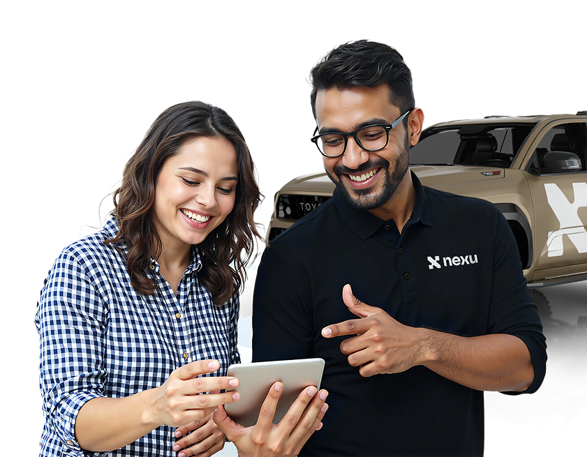 hombre y mujer con coche Crédito y arrendamiento automotriz