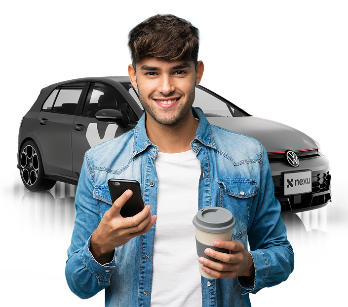 hombre con celular en mano Crédito y arrendamiento automotriz