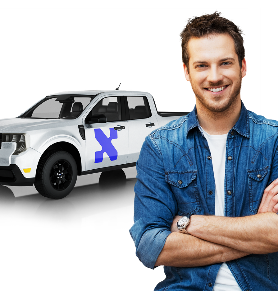 hombre con carro Crédito y arrendamiento automotriz